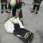 Einsatz der Löschdecke bei einer brennenden Person.
© Christopher Zeyn