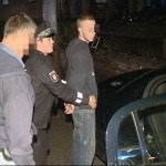 Ein Tatverdächtiger wird von der Polizei noch an der Einsatzstelle festgenommen