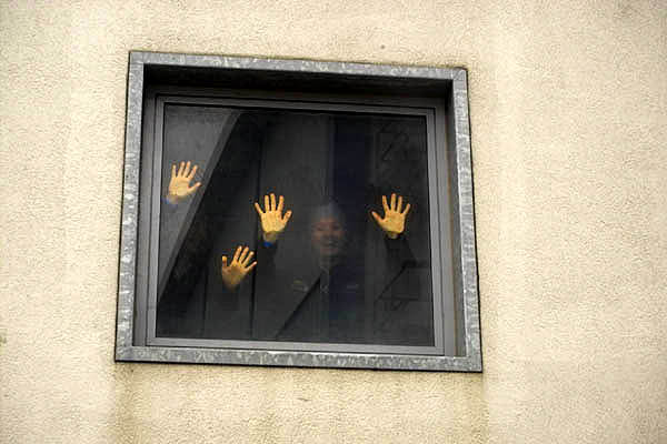 Panische Menschen an den Fenstern