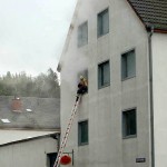 Unter Atemschutz zur Menschenrettung über die Steckleiter ins Gebäude