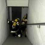 Rettung einer männlichen Person aus dem Keller
