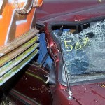 Der Vorortzug war nach erfolgter Notbremsung in den PKW gefahren