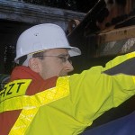 Ein Notarzt gibt Anweisungen