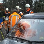 Eine schwerverletzte Autofahrerin wird versorgt