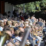Zahlreiche Zuschauer wohnten der Verpflichtung bei strahlendem Sonnenschein bei