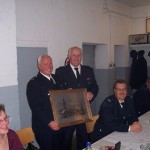 Wehrführer Heino Goes überreicht ein Präsent der Wehr. ©L. Rieck