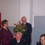 Wehrführer Heino Goes überreicht einen Blumenstrauß an Regina Kahl. ©L. Rieck