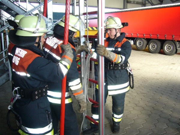 Vornahme der dreiteiligen Schiebleiter.