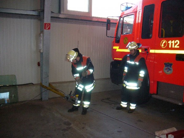 Eine Fahrzeugsicherung mithilfe des Greifzugs.