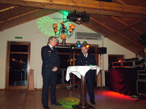 Der Bereichsführer Walddörfer (r), Dirk Lübkemann, übermittelt die Glückwünsche des Bereiches.