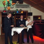 Das Überreichen der Geschenke an Torsten und Anja