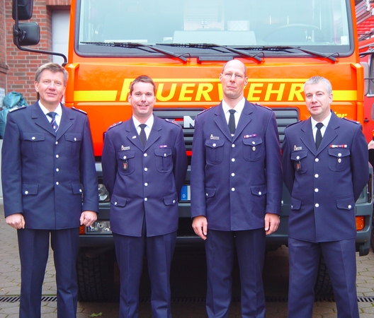 v.links: Bereichsführer Bergedorf Bernd Nohdurft, Landesjugendfeuerwehrwart Uwe von Appen, Jubilar und Bereichsjugendfeuerwehrwart 294,295,296 Kay von Thienen, Wehrführer Stefan Benzinger
