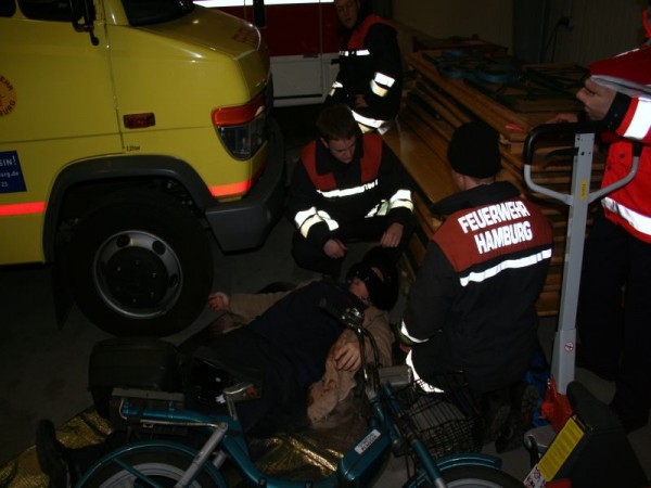 Ein verunfallter Mofafahrer.