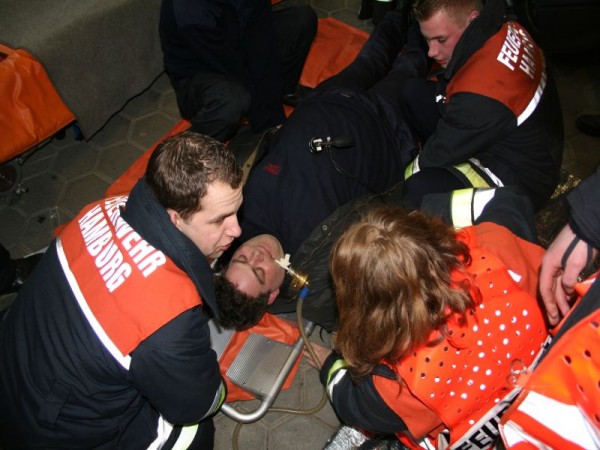 Ein verunfallter wird auf die Schaufeltrage gebracht.