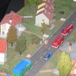 Der Zug auf der Anfahrt. Der Zugführer steigt aus und befragt die anwesenden Personen.