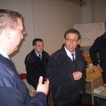 Werner Dittmer und die Lehrgangsteilnehmer bei der Nachbesprechung des Planspiels