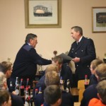 Die Ehrung durch den Bereichsführer Peter Röhe.