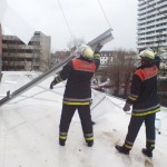 CCB Bergedorfer Straße / Einkaufwagenüberdachung drohte von Parkhausdeck zu stürzen © Christopher Zeyn (FF-Bille)