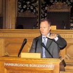 Michael Neumann am Rednerpult des Plenarsaales