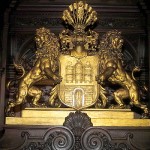 Das goldene Wappen im großen Festsaal