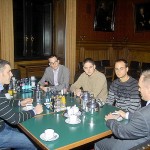 Micheal Neumann diskutiert mit den Kameraden über aktuelle politische Themen