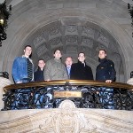Gruppenfoto auf der Treppe im Rathausfoyer