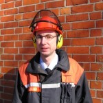 Foto: D.Frommer / Der Sicherheitsbeauftragte Jan Hamer probiert den neuen Helm
