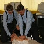 Herzdruckmassage und Beatmung mit einem Beatmungsbeutel