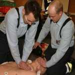 Herzdruckmassage und Beatmung mit einem Beatmungsbeutel