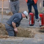 Ein Mitarbeiter des Gasversorgers bei der Freilegung der Gasleitung.