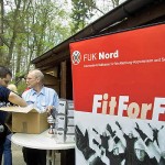 Werner Kroll und Christian Heinz bereiten die Siegerehrung vor