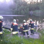 Die Flottbeker Kameraden beim in Stellung bringen der Saugleitung