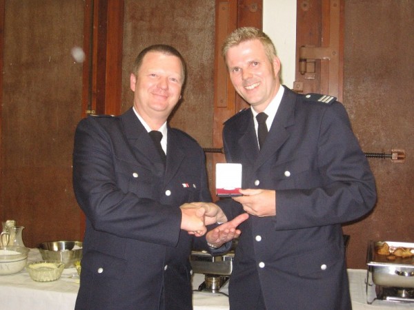 BERF Karsten Dabelstein überreicht Dirk Achterberg die Feuerwehrverdienstmedaille in Silber ©F 2952