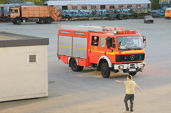 Die FF Billstedt-Horn trifft zuerst an der Einsatzstelle ein