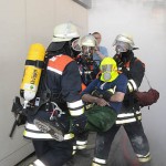 Eine Person wird mit Fluchthaube gerettet....