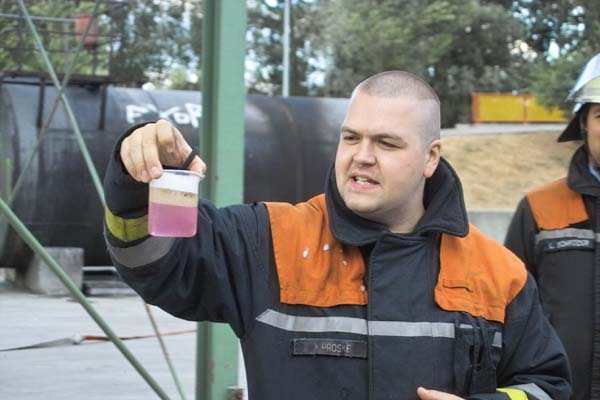 Ausbilder Matthias Proske zeigt normales Mehrbereichsschaummittel