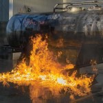 Sofort nach der Unterbrechung des Wassereinsatzes kam es zu einer Rückzündung in der brennenden Flüssigkeit