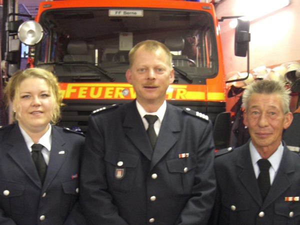 Natascha Wronski, Bereichsführer Wandsbek Torsten Hansche und der bisherige Wehrführer Jürgen Winckelmann (v.l.)