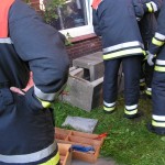 Die Betonplatten werden mit einer Brechstange entfernt.