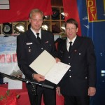 WF Fabian Keller und der Jugendfeuerwehrwart Jens Zeyn-Kranz mit der Gründungsurkunde