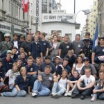 Gruppenbild vor dem weltberühmten Checkpoint Charlie in Berlin.