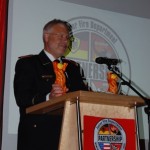 Der Präsident des Deutschen Feuerwehrverbandes e.V. Hans-Peter Kröger überbringt seine Grußworte auf der offiziellen Abschiedsfeier.