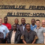 Gruppenfoto bei der FF Billstedt-Horn. Ganz rechts der Kamerad Reinhard Paulsen aus der FF Wellingbüttel. Er war Delegationsleiter und verantwortlich für den Ablauf des Besuches
