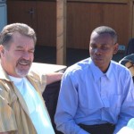 Der ehemalige Berufsfeuerwehrmann Lutz gab einige Geschichten aus über 40 Jahren Feuerwehrdienst zum Besten