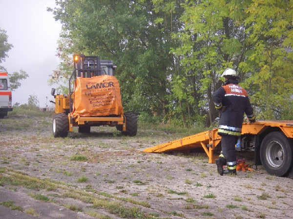 Das Powerpack für den Skimmer wird mit dem Stapler abgeladen.