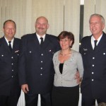 HBM Dietmar Ruschke mit Ehefrau Heike (2. u. 3. v.l.) und der Wehrführung - Foto: Marco Niederkleine