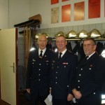 Manfred Ulrich (links) und Bernhard Schubert (rechts) nahmen Michael symbolisch in die Ehrenabteilung