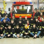 Die Mitglieder der Jugendfeuerwehr Mineola gemeinsam mit ihren Betreuern vor dem Geschenk aus Hamburg.