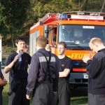 Mitglieder der FF Altona sichern das Osterfeuer am Elbuferweg Copyright: Gregor Lütcke, FF Altona