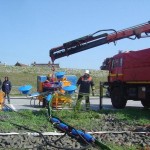 ...und wird hier vom GW-Kran der FF Warwisch zu Wasser gelassen... ©F-2957